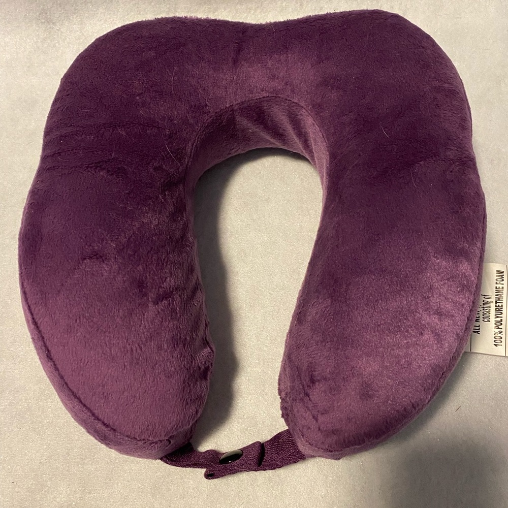 Massaging neck pillow